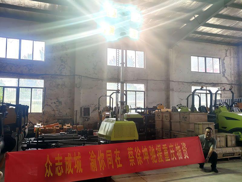 蔡徐坤為重慶捐贈奔馬照明車等救災物資，傳遞偶像正能量