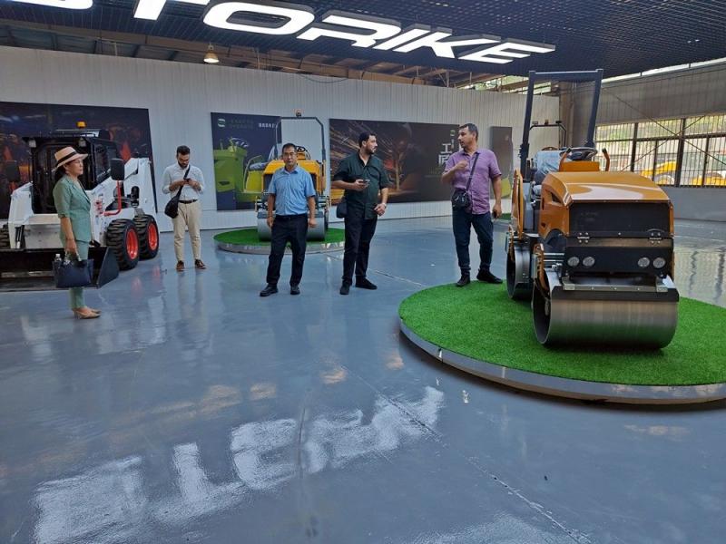 國外客戶來我廠參觀考察小型壓路機，并達成合作意向