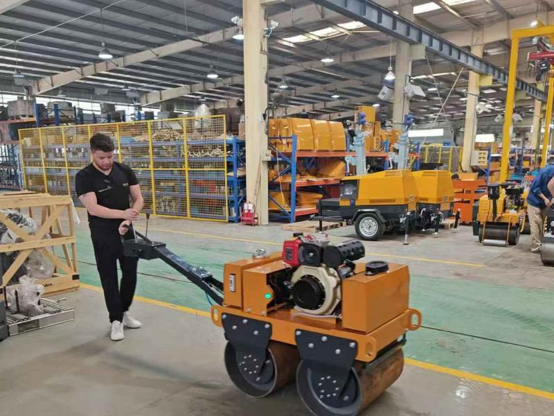 國外客戶來我廠參觀考察小型壓路機、移動照明車等產品