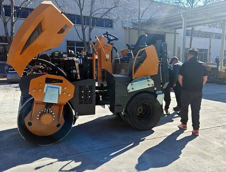 3月18日，哈薩克斯坦客戶來廠體驗考察5噸膠輪壓路機